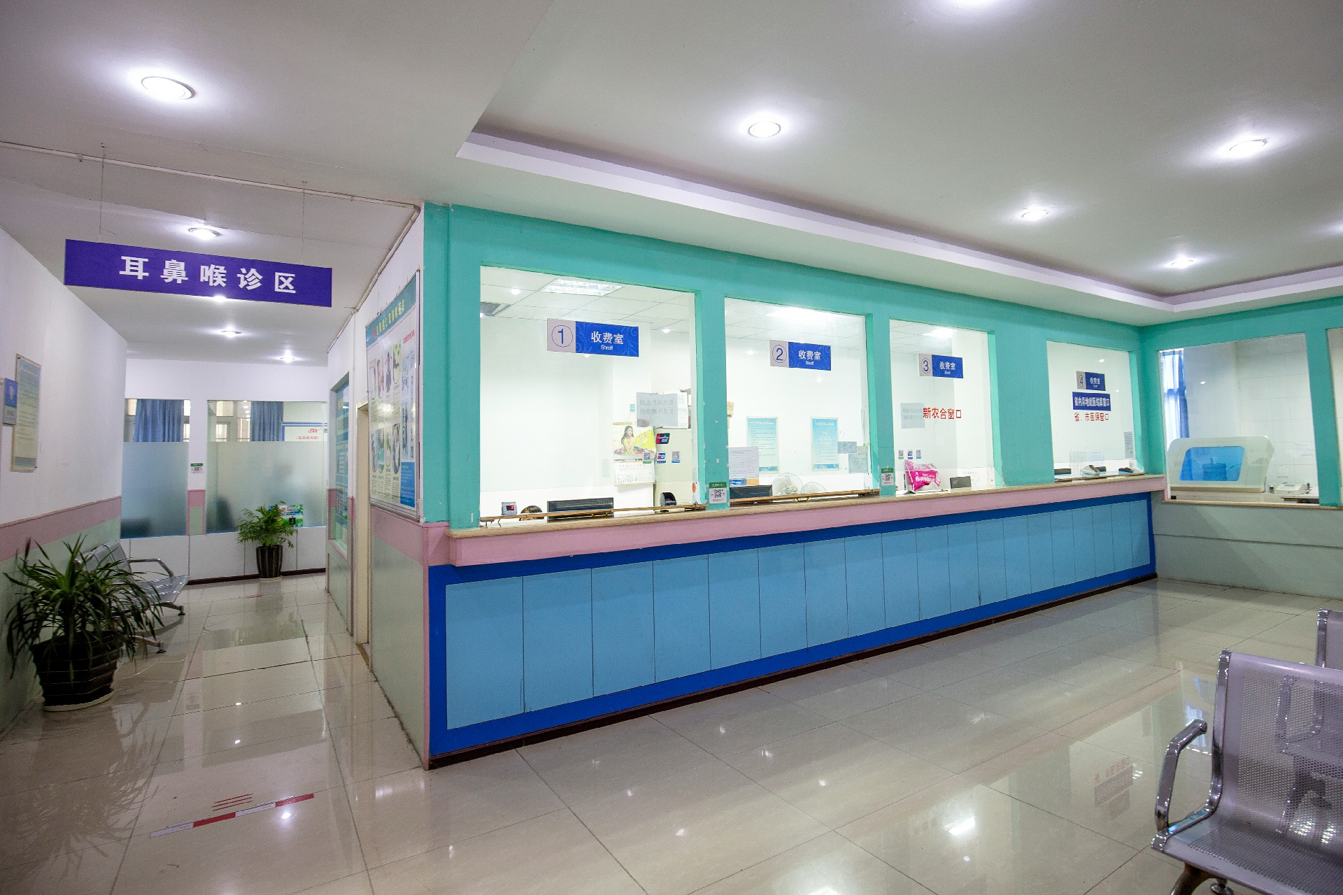 貴陽治療鼻竇炎的費(fèi)用要多少？這個(gè)問題是我們在找耳鼻喉科醫(yī)院的時(shí)候經(jīng)常會遇到的問題，那么接下來貴陽銘仁耳鼻喉醫(yī)院作為貴陽本土的耳鼻喉科醫(yī)院就來為廣大患者解析下貴陽附近治療鼻竇炎的費(fèi)用要多少,下面一起來看看貴治療鼻竇炎的費(fèi)用要多少醫(yī)院排名吧。  　　鼻息肉并不是突然長出來的。早期的鼻息肉癥狀無法通過肉眼觀測，因此患者很難發(fā)現(xiàn)。等到炎癥刺激進(jìn)一步加重，鼻息肉生長速度增加，患者才能通過肉眼觀測。  　　鼻息肉手術(shù)目前是采用內(nèi)鏡的手術(shù)方式，如果在局麻的情況下，手術(shù)費(fèi)用相對較低，大約在6000~8000元左右。在全麻的情況下，手術(shù)費(fèi)用相對較高，大約在一萬元左右。  　　目前治療鼻息肉一種更為先進(jìn)的儀器，這種儀器能夠?qū)⒈窍⑷馀赃厰y帶的腮竇組織或者內(nèi)壁上頜竇口的息肉組織全部切除。如果使用這種儀器，那么費(fèi)用就會更高一些。因此，鼻息肉的手術(shù)費(fèi)用一般在6000~20000元之間。  　　鼻息肉手術(shù)的費(fèi)用一般在6000~20000元之間。主要是根據(jù)患者選擇的麻醉方式以及治療的儀器來判斷，費(fèi)用一般都是不等的。  　　鼻息肉的主要癥狀就是鼻塞、頭昏、頭痛、流鼻涕嗅覺功能的變化。除此以外，鼻息肉持續(xù)一段時(shí)間之后，會影響周圍的一些組織。  　　因?yàn)楸乔坏耐獗诤脱劭魞H僅又一層較薄的腮板相隔，因此鼻息肉的持續(xù)時(shí)間如果比較長，可能會對骨質(zhì)有一定的破壞，從而引起眼球外突，甚至可能出現(xiàn)腦膜炎的癥狀。  　　如果只是單純的息肉，沒有發(fā)生其它病變，那么出現(xiàn)上述情況的可能性就比較低。如果息肉還合并有內(nèi)翻性乳頭狀瘤或惡性腫瘤，就會極大地增加發(fā)生上述癥狀的幾率。  　　鼻息肉的主要癥狀包括鼻塞、頭昏、頭痛、流鼻涕嗅覺功能的變化。鼻息肉的持續(xù)時(shí)間較長，會破壞骨質(zhì)，從而引起眼球外突，甚至可能出現(xiàn)腦膜炎的癥狀。  　　咽喉是由咽和咽喉兩個(gè)部分組成，因此一般情況下的咽喉炎是指咽炎。咽炎主要是由于咽部粘膜和淋巴組織產(chǎn)生彌漫性炎癥的反應(yīng)。最主要的還是與長期的感冒、刺激性飲食、環(huán)境變化和說話較多的職業(yè)相關(guān)。因此在治療時(shí)要針對病因進(jìn)行治療。  　　首先在飲食上面要注意清淡飲食,避免食用刺激性食物。其次注意講話的方式，說話時(shí)間不能過長，聲音不宜過大。改善惡劣的環(huán)境，注意戴口罩。最后再采取一些對癥性的藥物進(jìn)行治療。