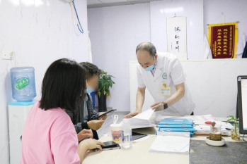 嚇人！男子睡覺翻了個身，結(jié)果天旋地轉(zhuǎn)直接吐了(圖1)