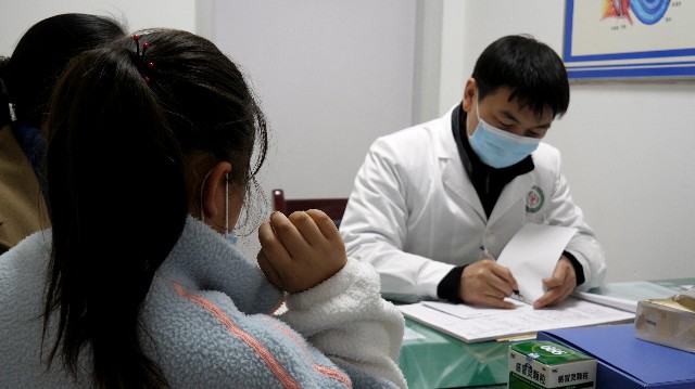 開展院內(nèi)外義診咨詢活動(dòng)，解決患者平日難詢的困惑(圖1)