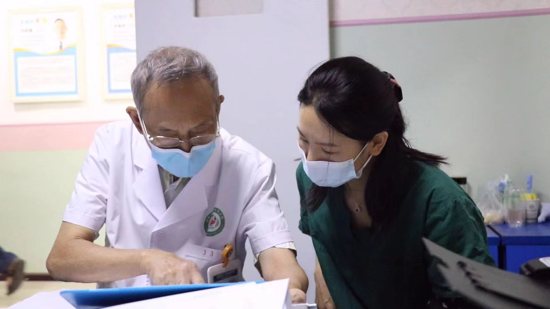 老人患上了旋轉(zhuǎn)性暈眩耳石癥，怎么辦？銘仁教你一招搞定(圖4)