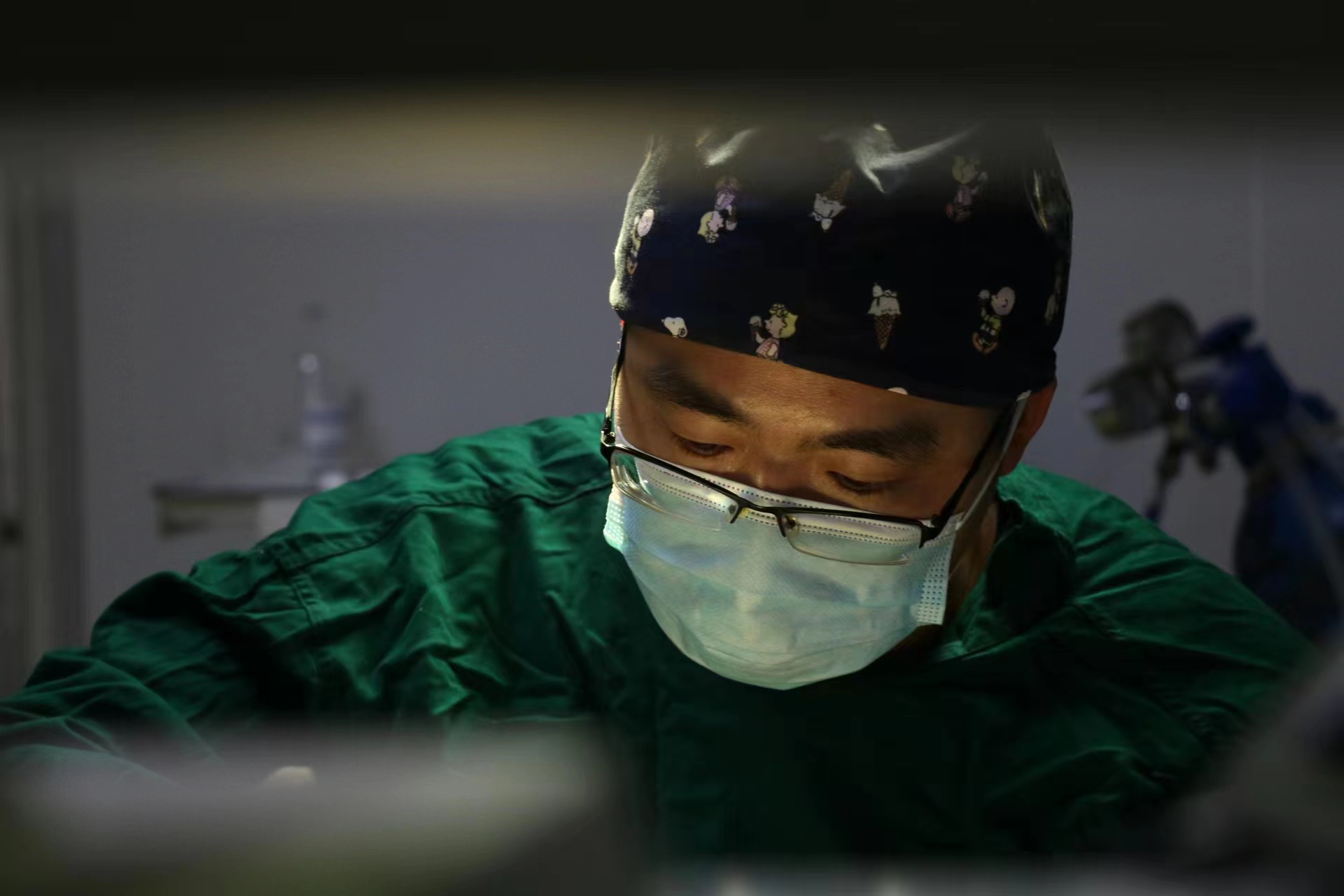 男子誤吞魚刺，術(shù)后取出3厘米長倒置雙頭銳利魚骨，直呼僥幸得救！(圖2)